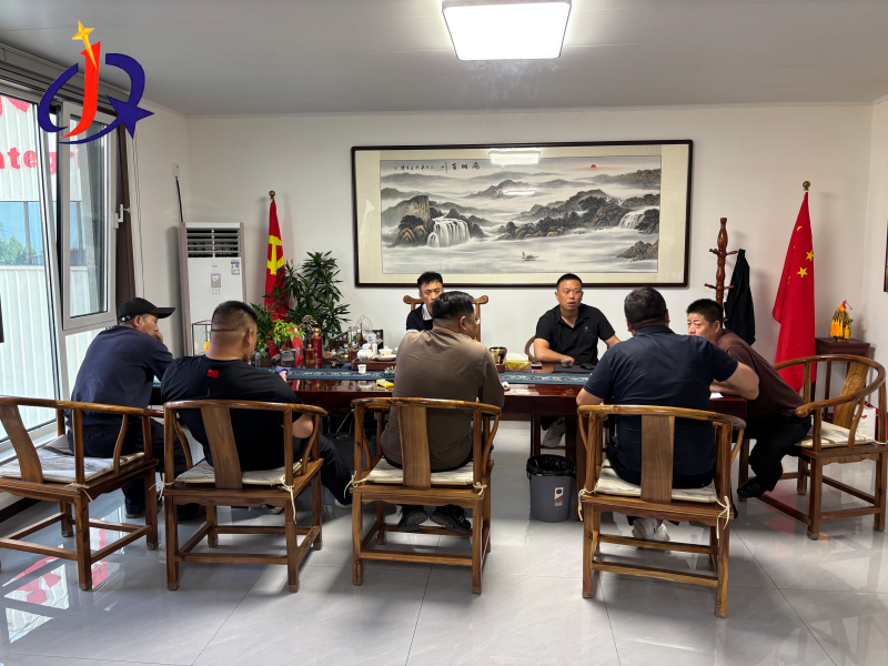 Klijenti tad-deheb tal-placer tal-Amerika t'Isfel żaru Qingzhou Jinqi Mining Machinery għall-verifika tal-fabbrika.
